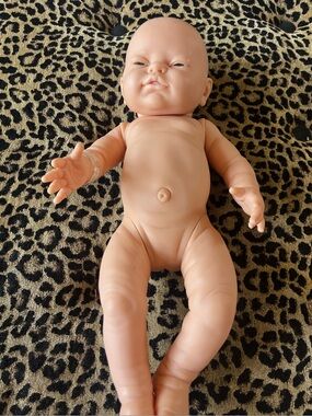 Berjusa Newborn Baby Girl Doll Vinyl Lifelike Jointed.